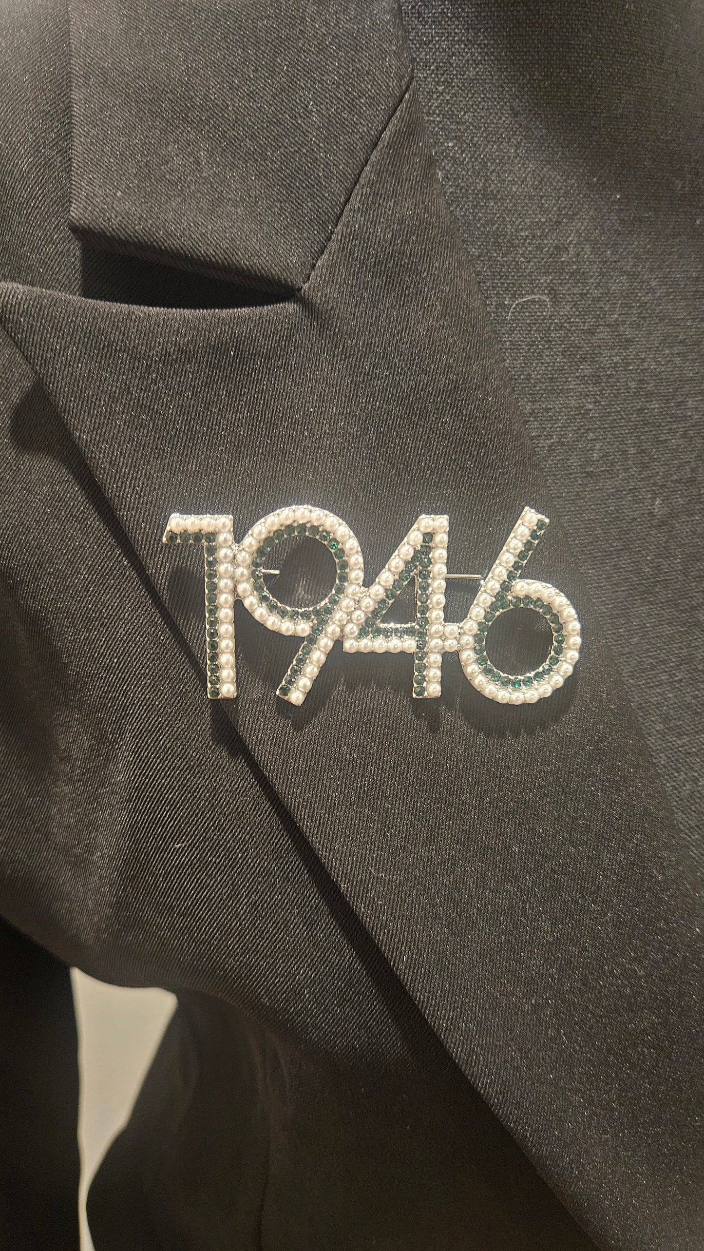 Links Lapel Pin with Green and Pearl Stone